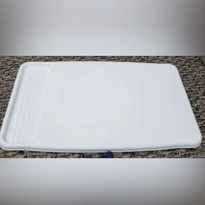 Tupperware Easy-Lift Cutting Board